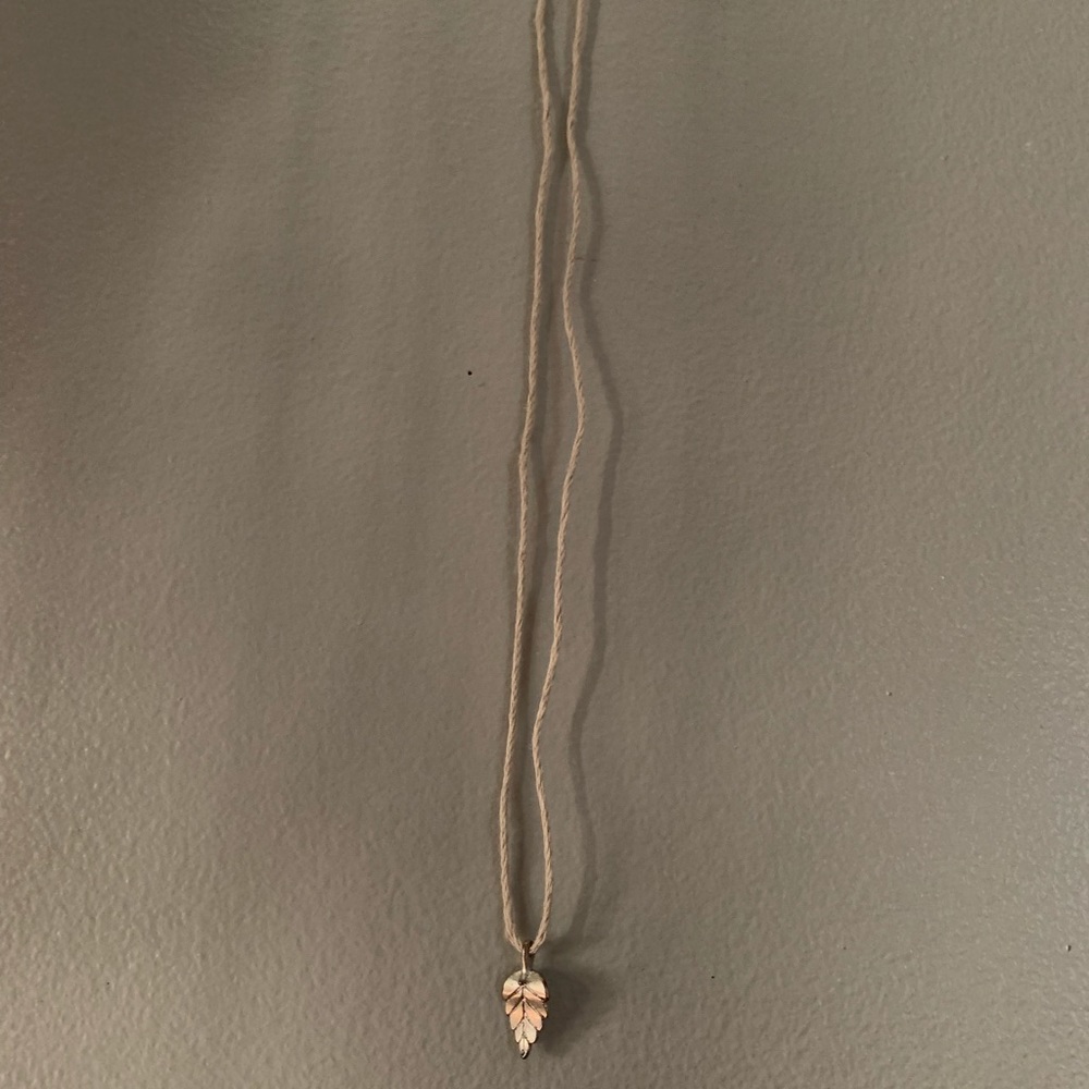 Cute hippie boho feather pendent necklace with hemp twine cord
